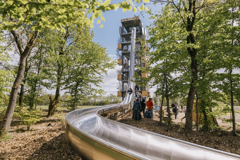 Children on treetop climbing trails at WOW Park Billund